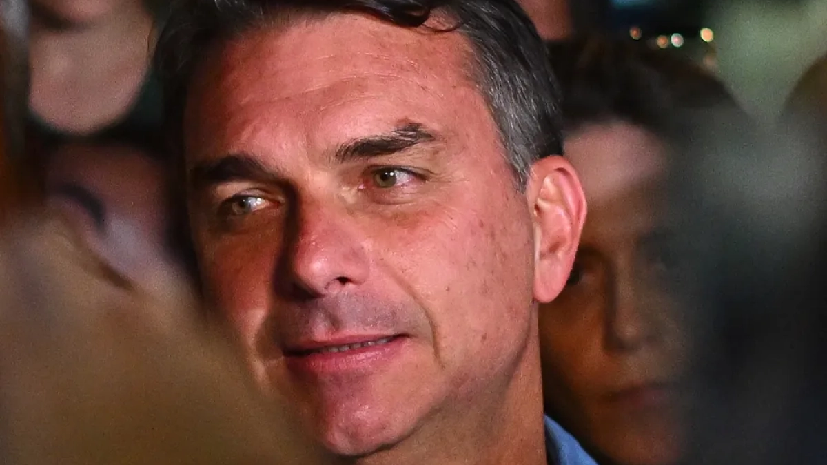 Flávio Bolsonaro escapa a Estados Unidos con pasaporte italiano