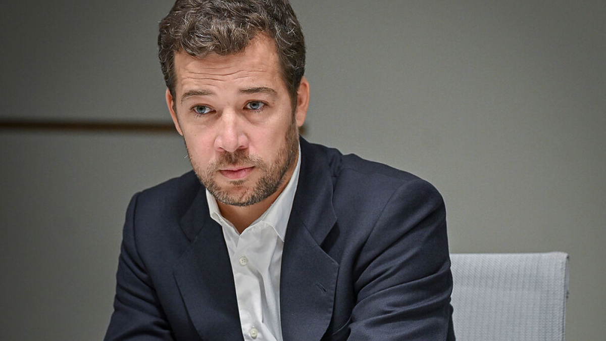 Monzo aterriza en España retando a la banca.