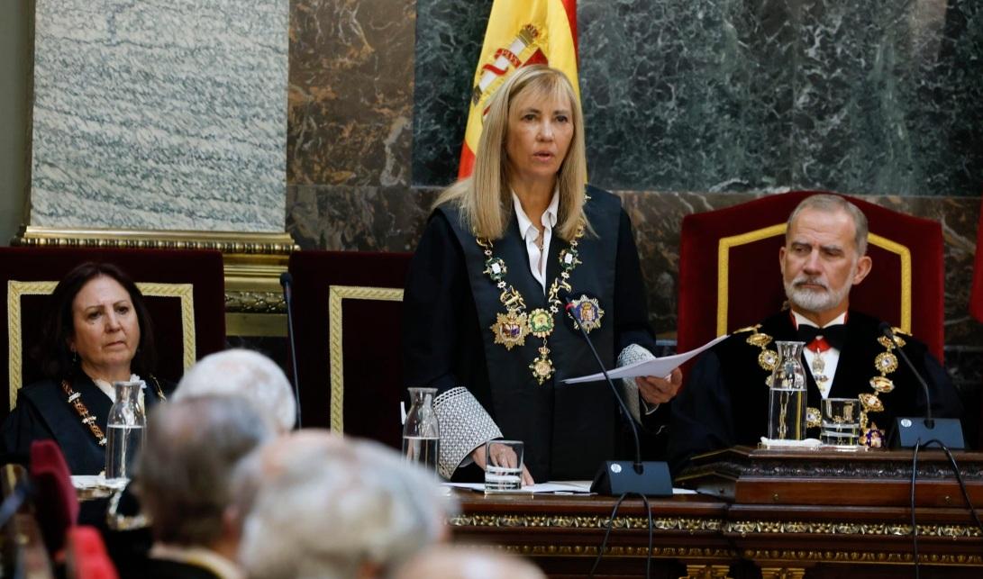 La presidenta del Tribunal Supremo, Isabel Perelló, junto al Rey Felipe VI y la fiscal general del Estado, Teresa Peramato, durante el acto de apertura del Año Judicial.