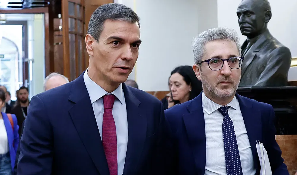 EL presidente del Gobierno, Pedro Sánchez, y el ministro de Hacienda, Arcadi España.