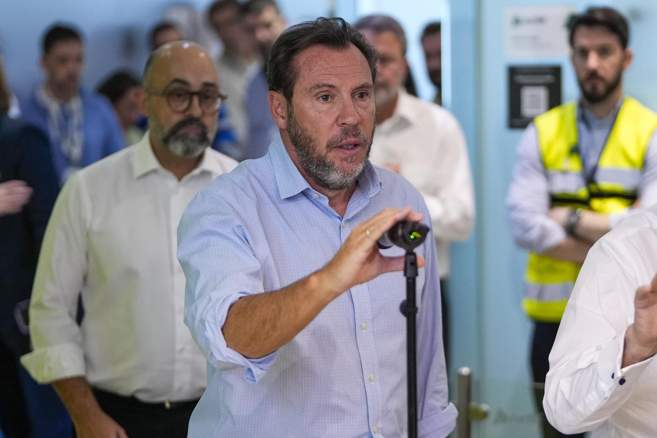 El ministro de Transportes, Óscar Puente, comparece ante los medios de comunicación en el Centro de Control del gestor de la infraestructura ferroviaria, Adif, en Madrid.