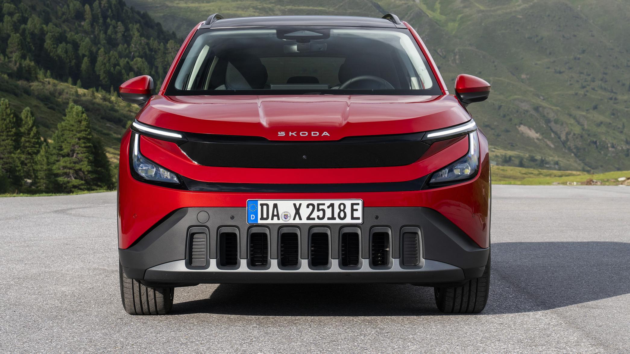 El Epiq es el primer Skoda que adopta íntegramente el lenguaje de diseño Modern Solid, incluida una firma luminosa en forma de T.