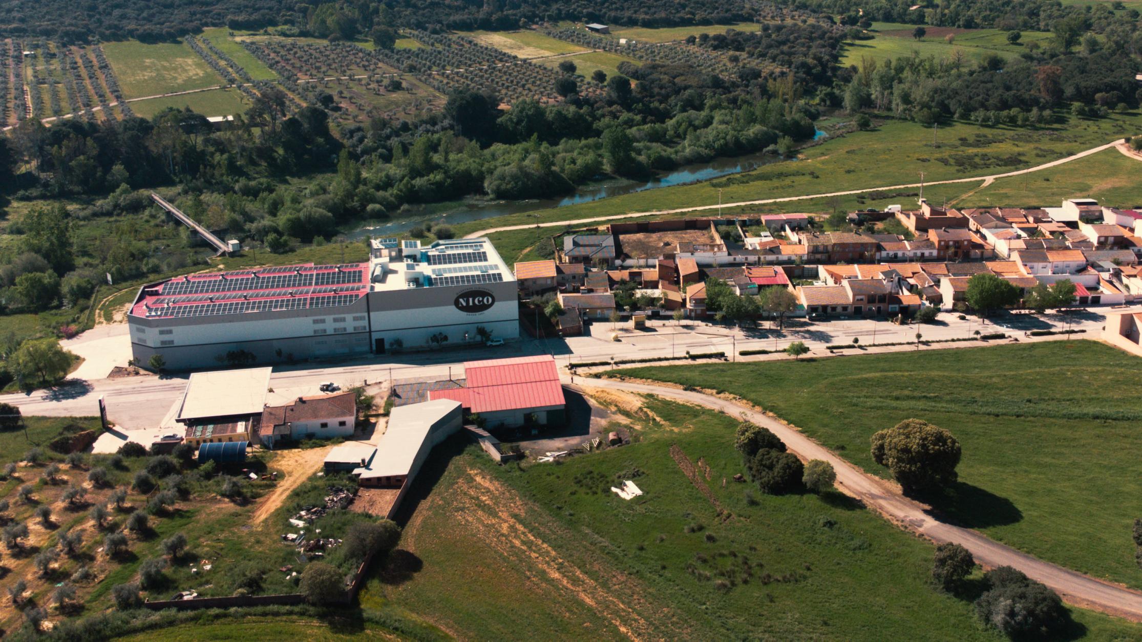 La primera de las cuatro fábricas de Nico Jamones abrió sus puertas en Luciana (Ciudad Real), el municipio que les vio nacer.