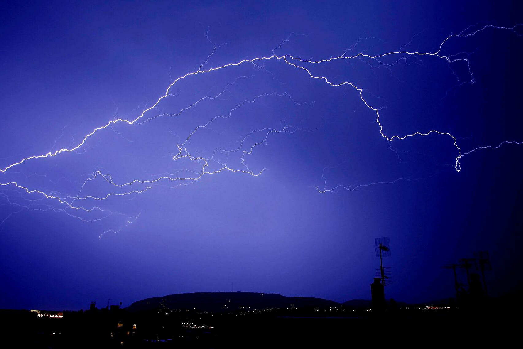 Un rayo en una tormenta en una imagen de archivo.