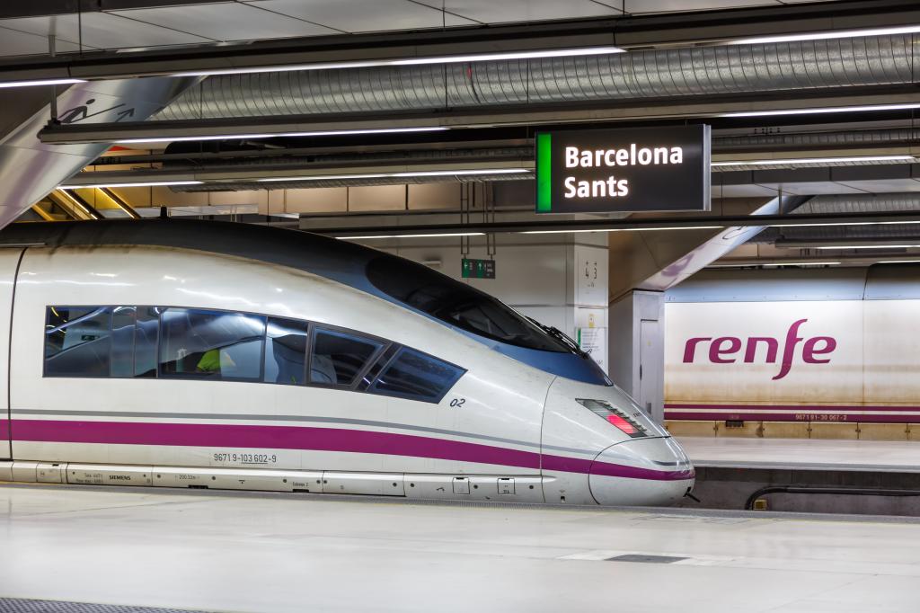Tren en la estación de Barcelona Sants.&nbsp;