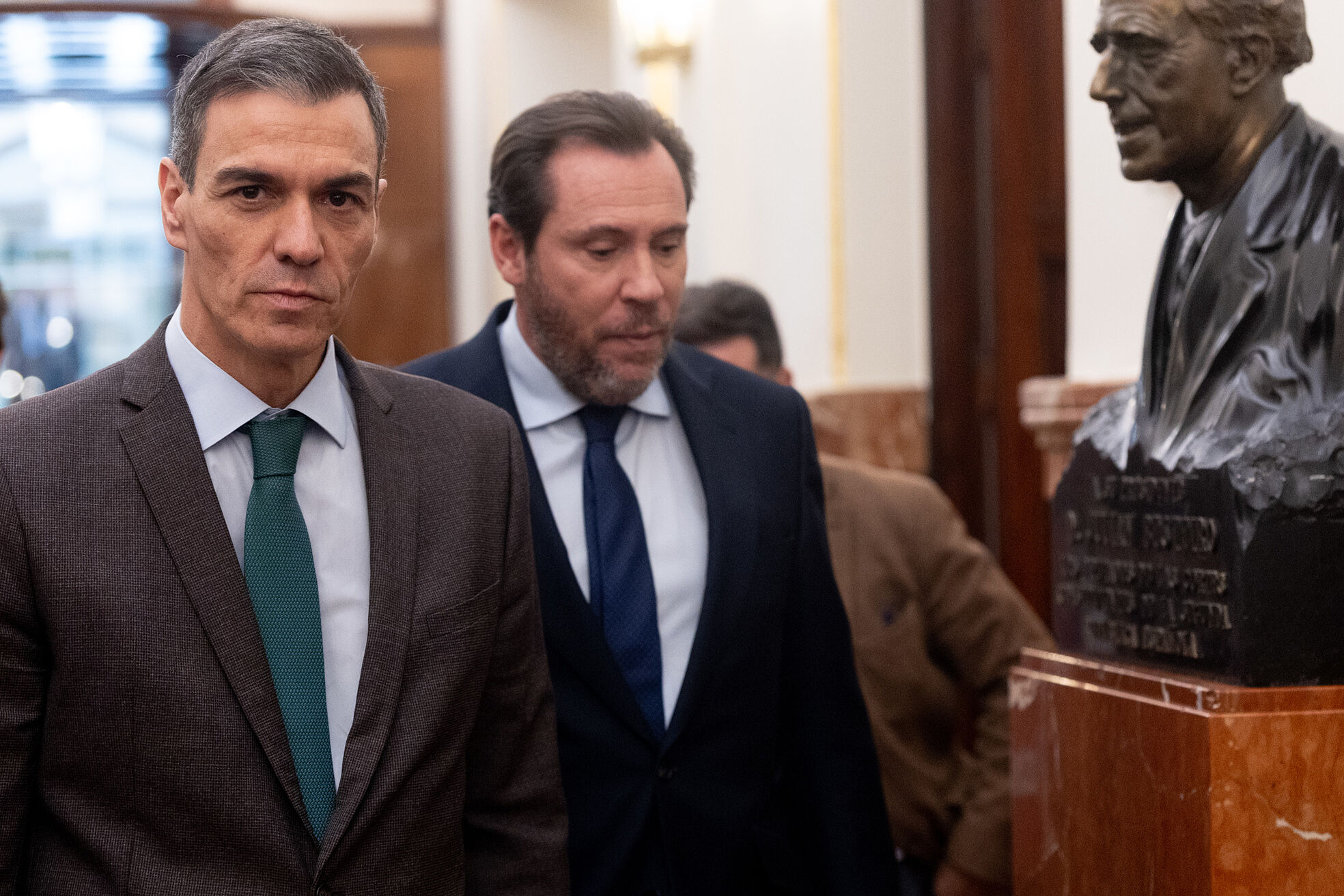 El presidente del Gobierno, Pedro Sánchez, junto al ministro de Transportes, Óscar Puente, en el Congreso de los Diputados.