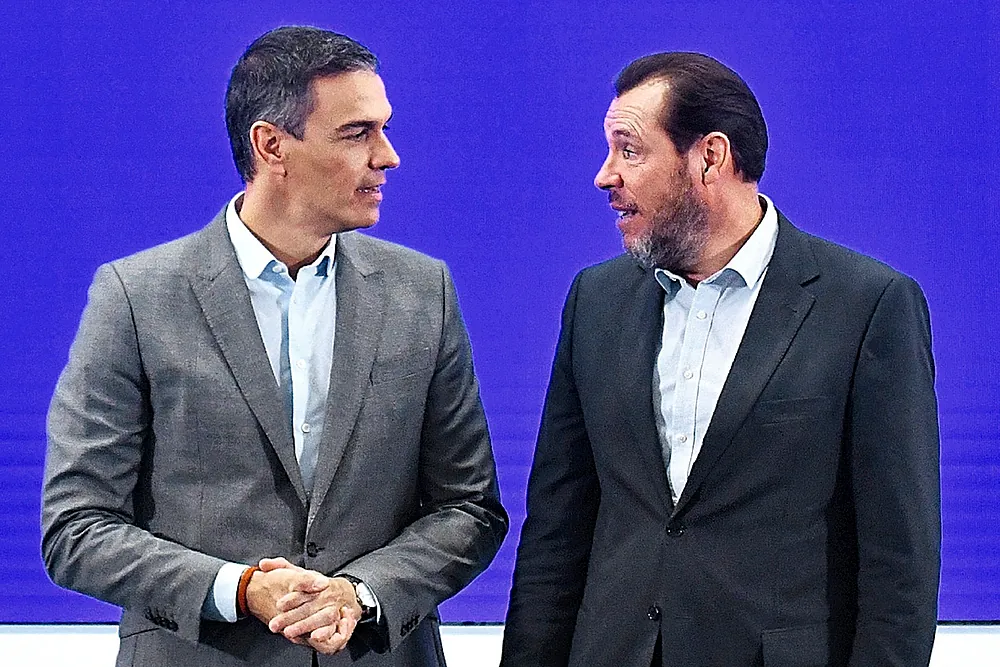 El presidente del Gobierno, Pedro Sánchez, junto al ministro de Transportes, Óscar Puente.