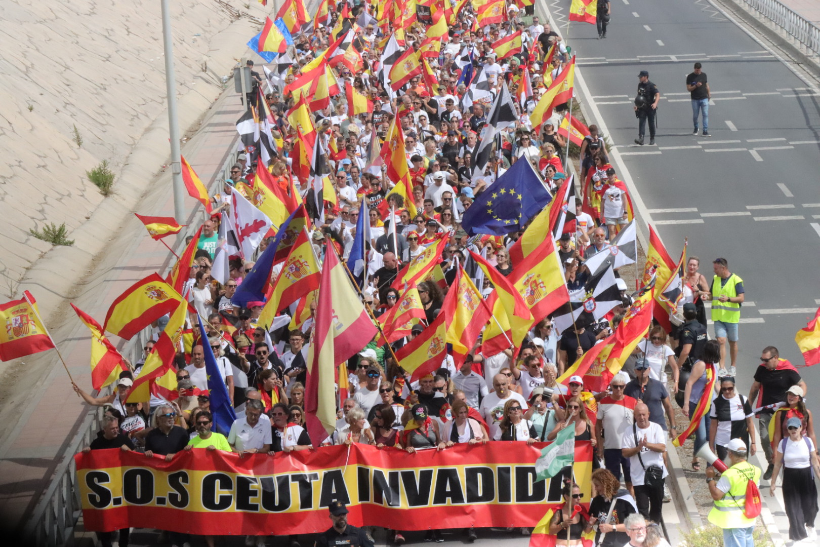 Imagen de una de las numerosas protestas de los vecinos de Ceuta frente a la frontera del Tarajal por la invasión migratoria.