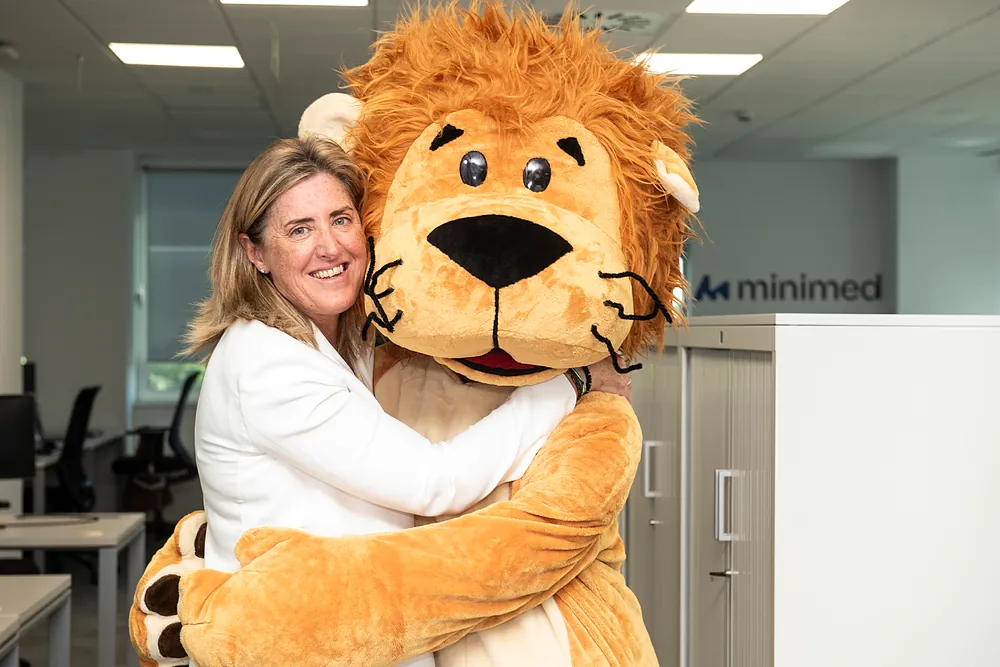 Sandra Iglesias en la sede madrileña de MiniMed con Lenny, mascota de la firma.