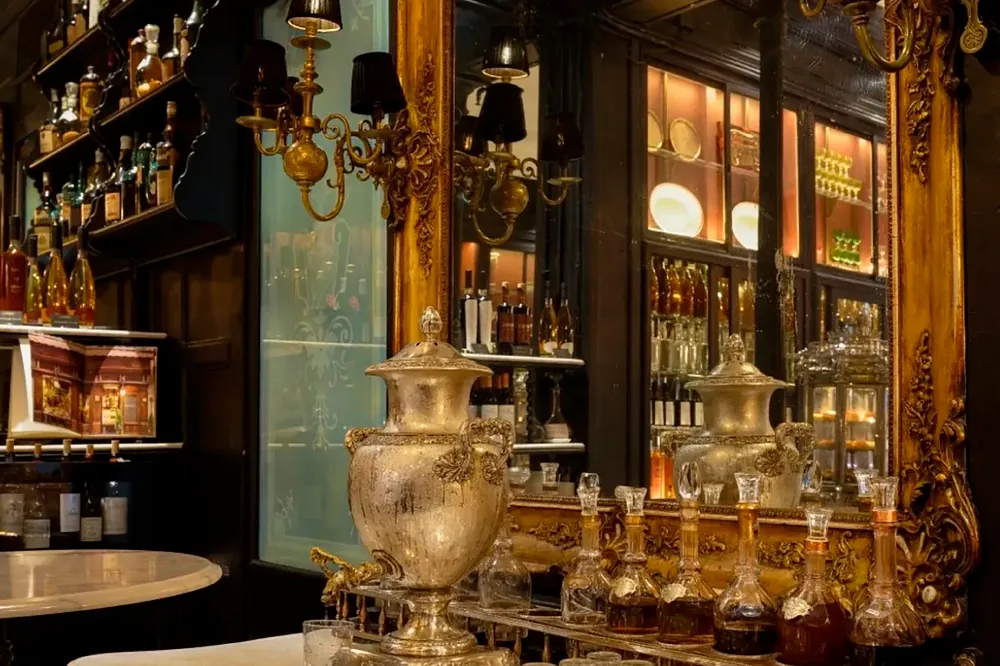 Samovar para servir el consomé, en su sede original.