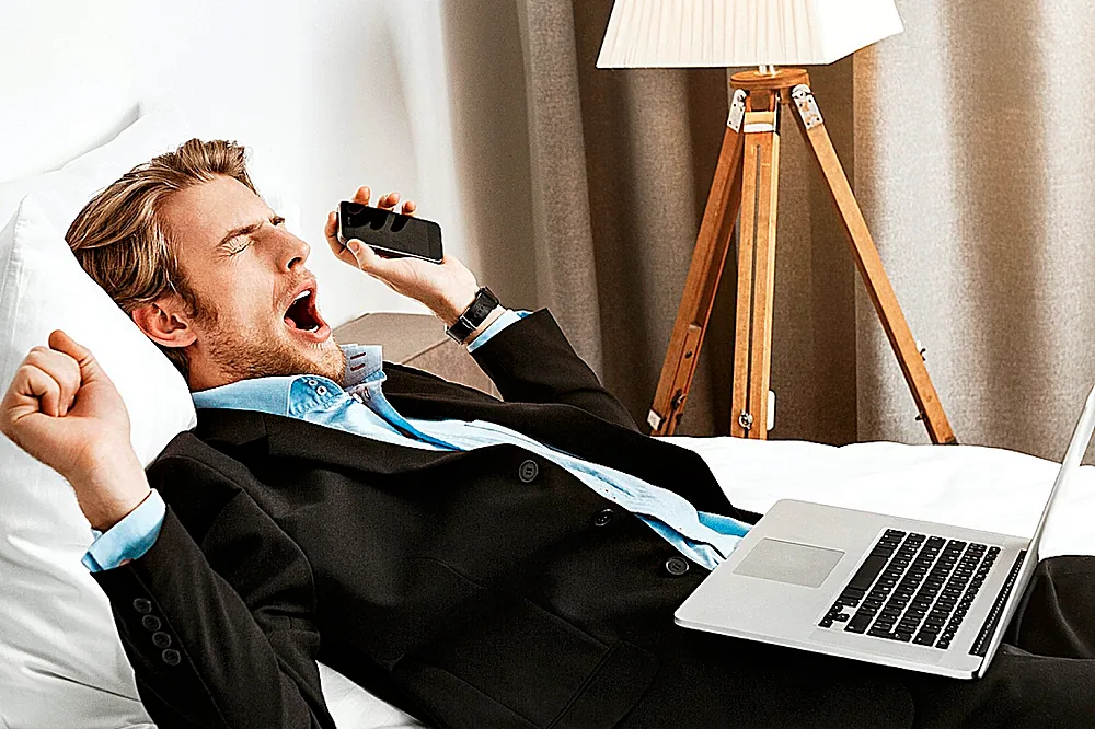 Para un buen descanso, es recomendable evitar las pantallas una hora antes de dormir, sobre todo la del ordenador de trabajo.