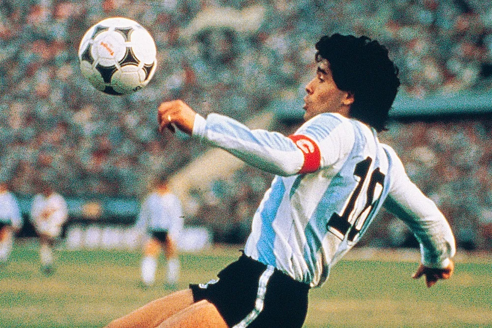 El balón de la Mano de Dios de Maradona se vende por 3,35 millones de dólares, muy por debajo de los 10 millones esperados por Heritage Auctions.