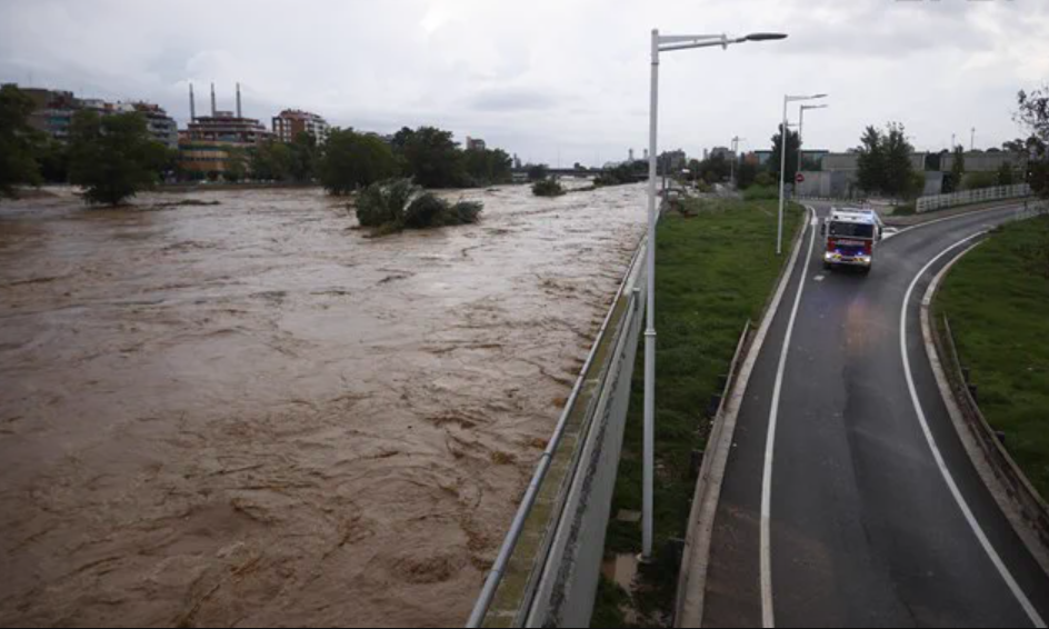 Situación meteorológica complicada este domingo en Cataluña, que ha dejado acumulaciones de agua históricas y que mantiene activadas las alertas ante el riesgo de desbordamiento de ríos.