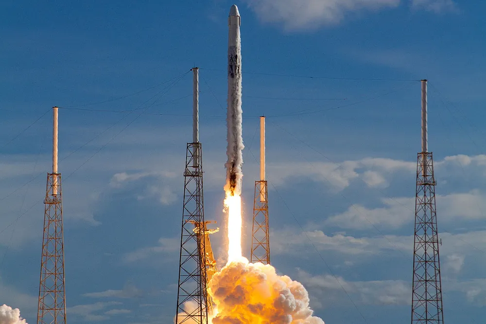 Lanzamiento del Falcon 9 de SpaceX en el Complejo de Lanzamiento Espacial 40 en la Estación de la Fuerza Aérea de Cabo Cañaveral, en Florida (EE.UU.).