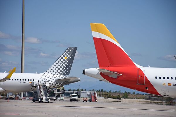 Colas de aviones de Iberia y Vueling.