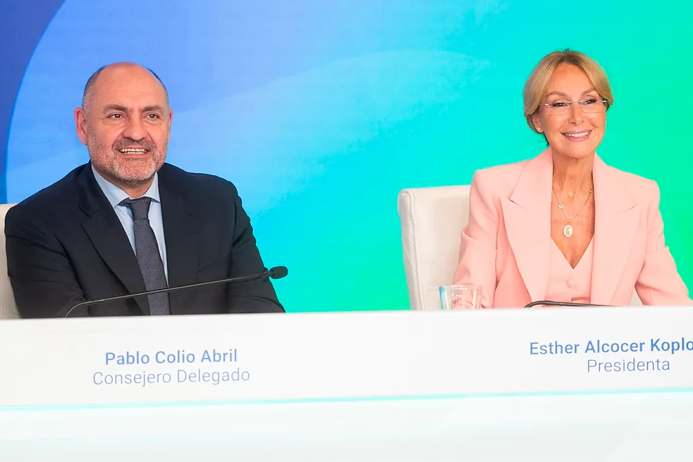 Esther Alcocer Koplowitz, presidenta de FCC, junto a Pablo Colio, CEO de la compañía.