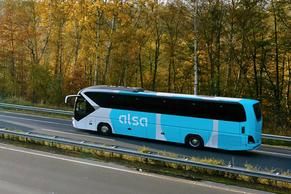 Autobús de Alsa, cuya matriz es Mobico