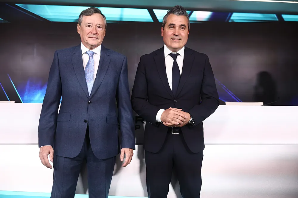 El presidente de Indra, Ángel Simón (i), y el CEO de Indra, Josep Maria Recasens (d)