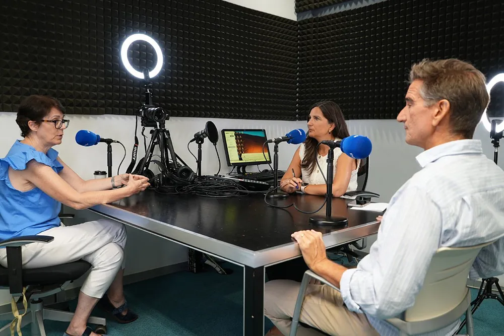 De izquierda a derecha: Maite Ayuso, redactora jefe de Finanzas y Mercados; Amparo Polo, responsable de Estrategia Digital de EXPANSIÓN; y Roberto Casado, corresponsal económico del periódico.