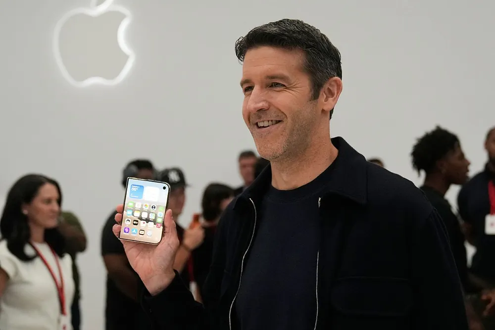El consejero delegado de Apple, John Ternus, muestra el iPhone Duo en el campus de Apple en Cupertino, California.