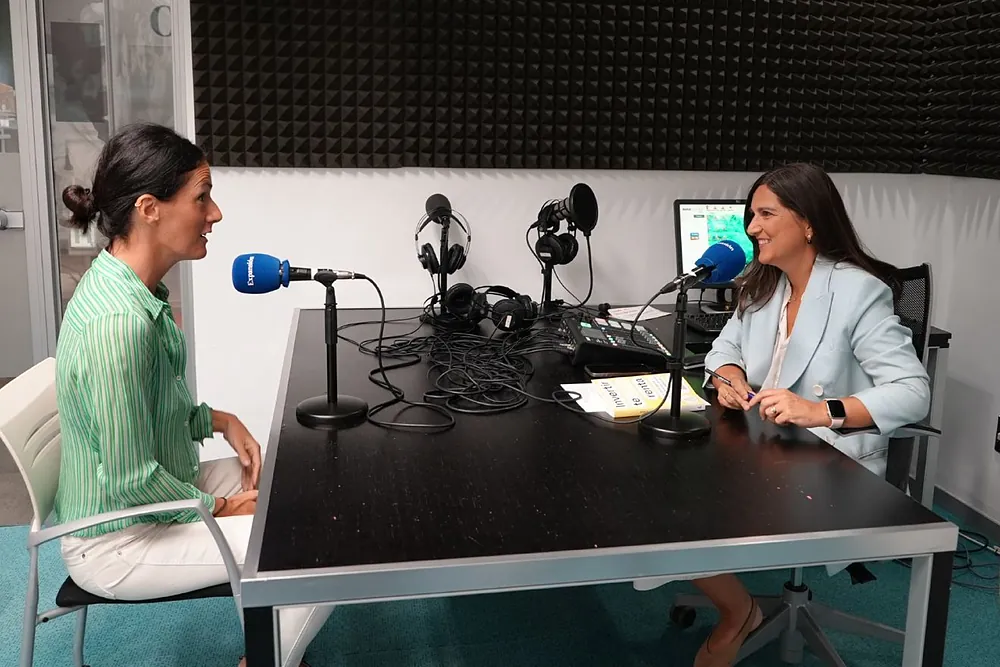 La autora de "Invertir te renta", Clarisa Sekulits, entrevistada por Amparo Polo, responsable de Estrategia Digital de EXPANSIÓN.