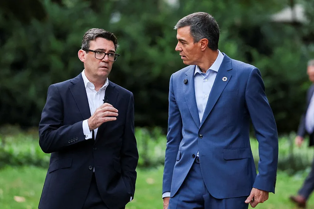 El primer ministro británico, Andy Burnham (izquierda), y el primer ministro español, Pedro Sánchez, caminan por Central Park antes de asistir a la 81.ª Asamblea General de las Naciones Unidas en la ciudad de Nueva York.