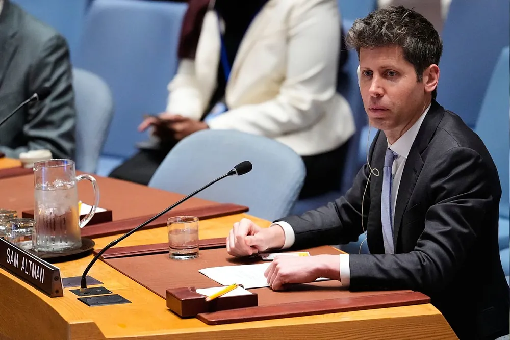 Sam Altman, director general de OpenAI, escucha en una reunión del Consejo de Seguridad de las Naciones Unidas sobre la inteligencia artificial en la 81ra sesión de la Asamblea General.