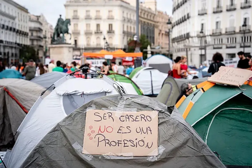 Protestas por el derecho a la vivienda en la Puerta del Sol de Madrid, donde este lunes se celebró la tercera jornada de acampada.