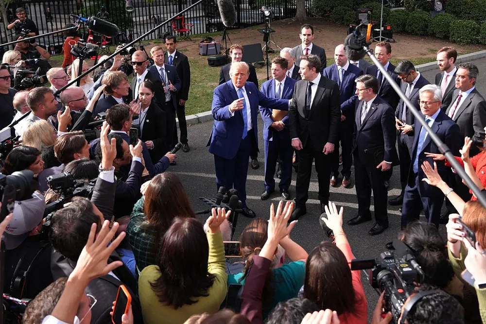 Donald Trump rodeado de periodista junto a los máximos responsables de las compañías de IA punteras en Estados Unidos.
