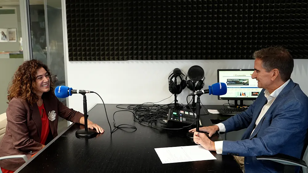 Silvia García Castaño, directora de inversión en España de Lombard Odier, y Roberto Casado, de EXPANSIÓN.