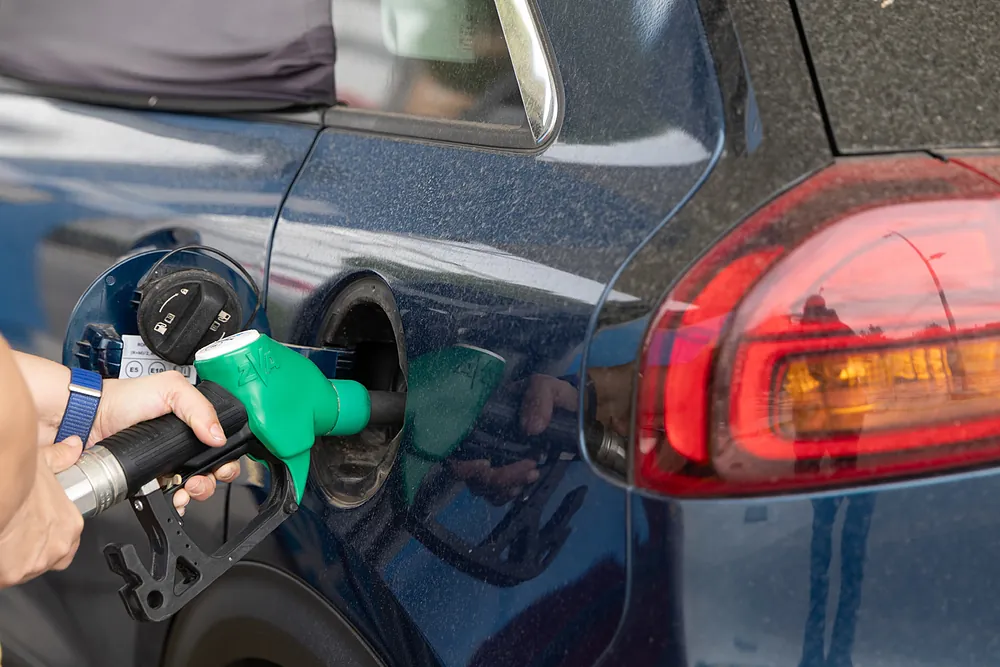 Repostaje en una gasolinera.