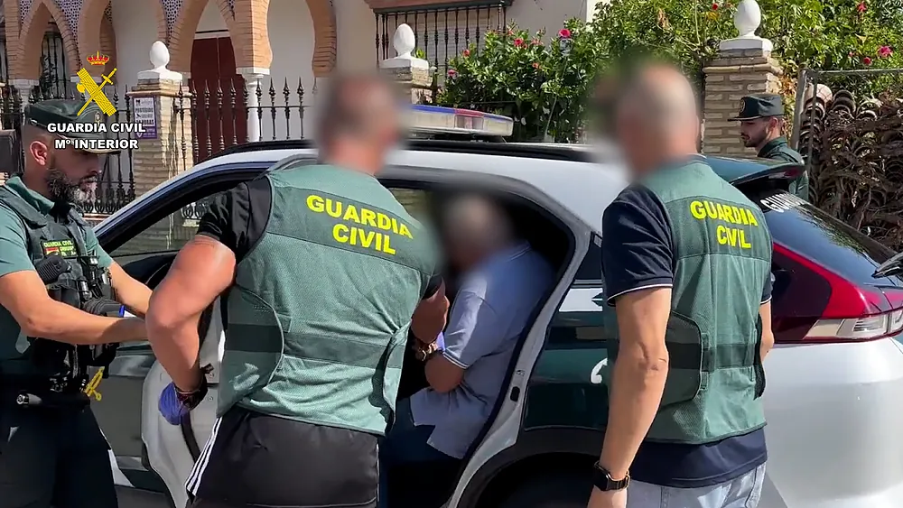 El detenido es trasladado a dependencias de la Guardia Civil.
