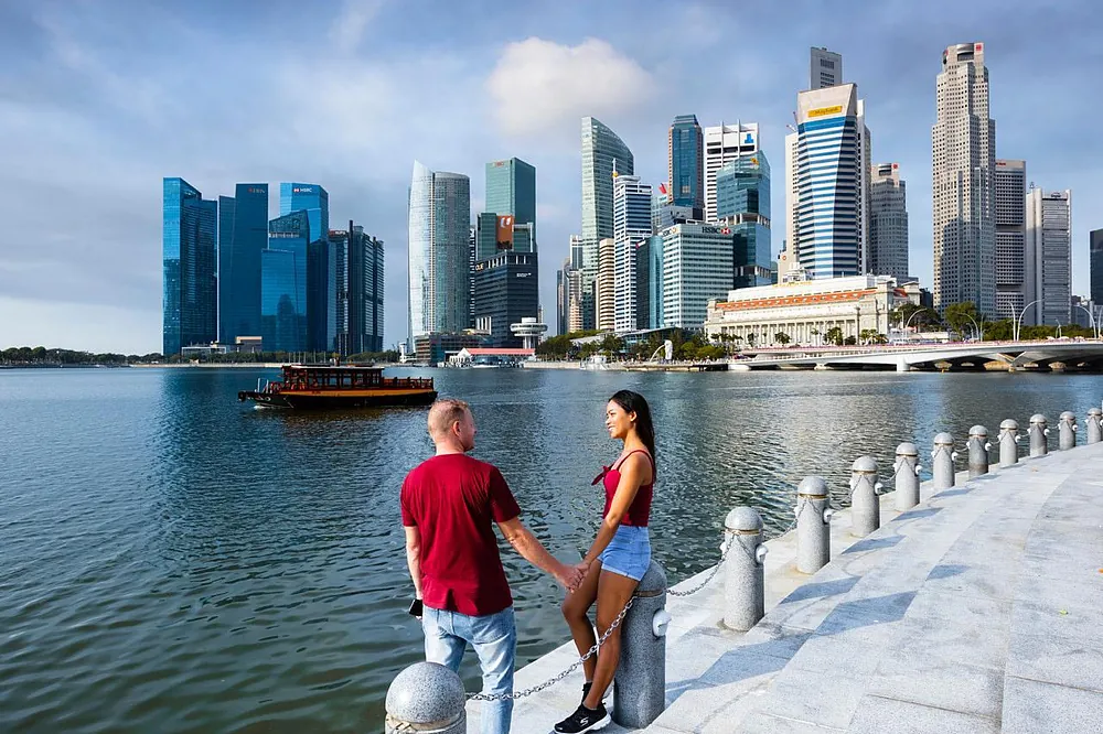 Pareja de novios con el skyline de Singapur al fondo.
