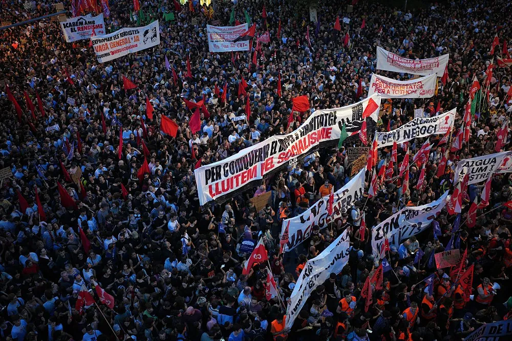 Decenas de miles de personas marchan en protesta por la situación de la vivienda en España, apenas unas horas después de que el presidente del Gobierno, Pedro Sánchez, anunciara la convocatoria de elecciones generales anticipadas, en Barcelona