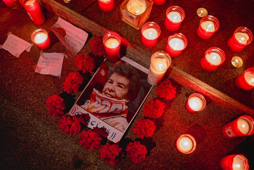 Homenaje improvisado en Sevilla tras conocerse el fallecimiento de Maricarmen.