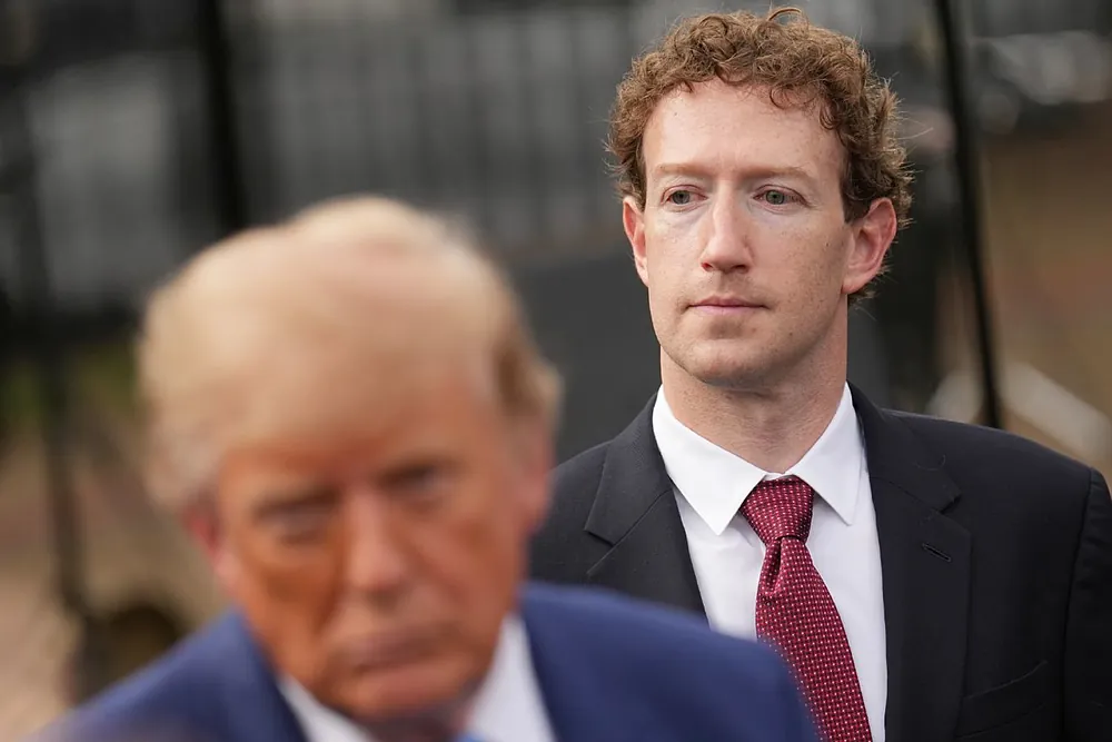 El director ejecutivo de Meta, Mark Zuckerberg, escucha mientras el presidente Donald Trump habla con los periodistas en la Casa Blanca en Washington, el martes 29 de septiembre.