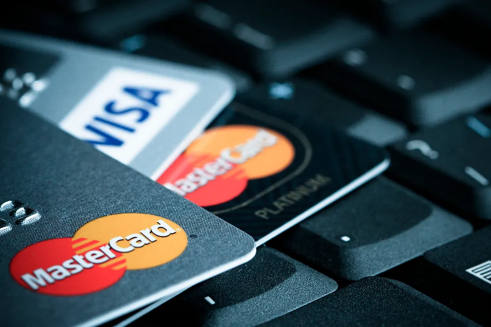 Tarjetas de Visa y Mastercard.