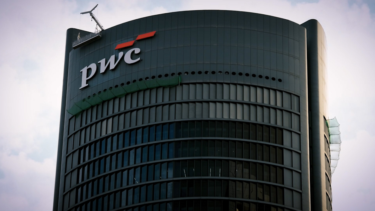 PWC cambia su logo en el rascacielos que lleva su nombre en el complejo de las Cuatro Torres Business Area.