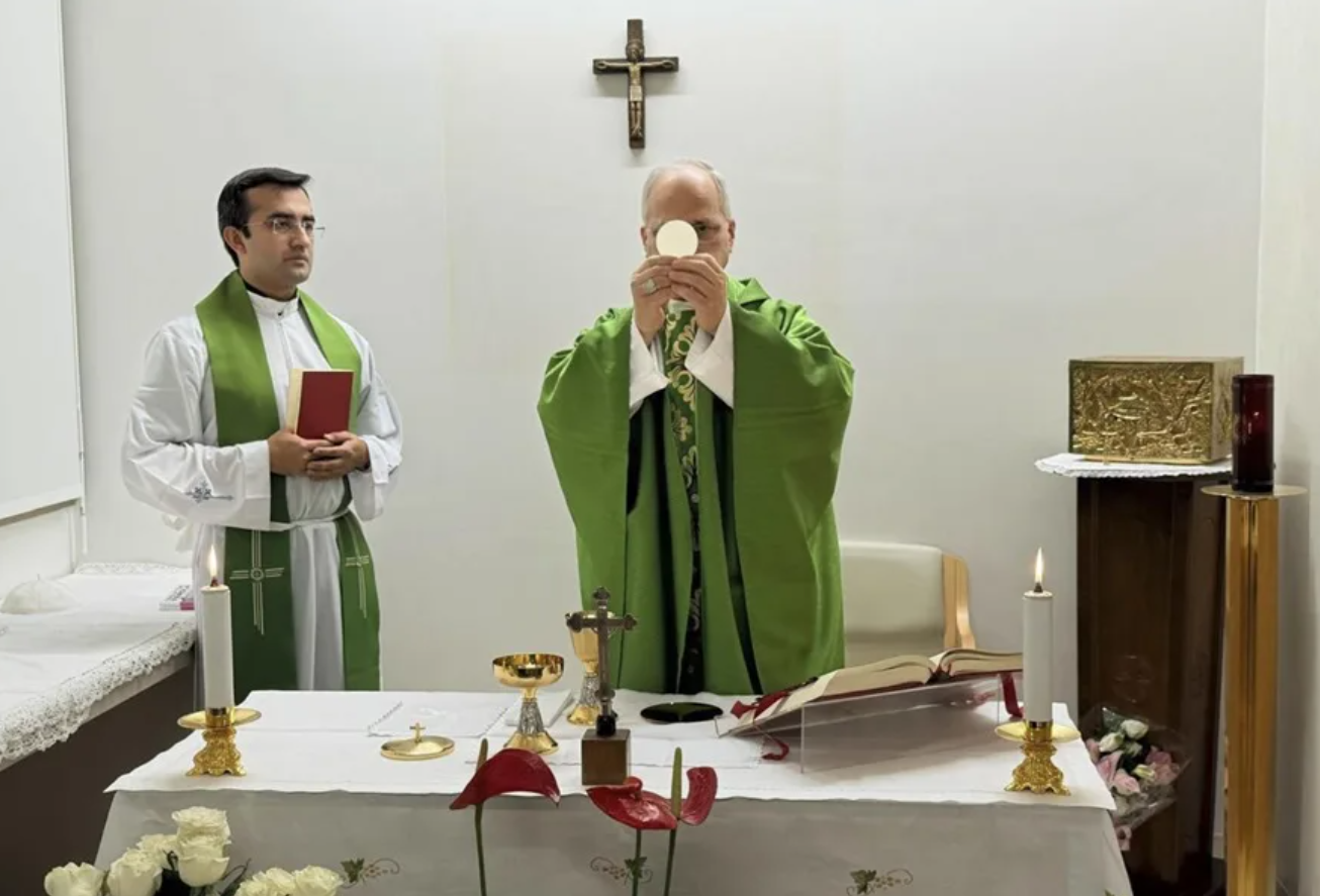 El papa León XIV celebrando misa en la sala habilitada en la décima planta del Policlínico Gemelli de Roma.