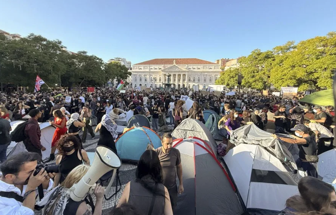 Cientos de jóvenes portugueses pasaron la noche del sábado al domingo acampados en la céntrica Praça del Rossio de Lisboa.