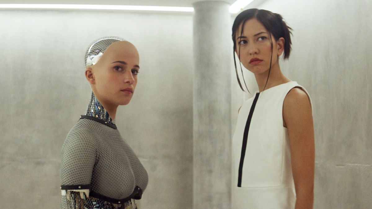 En ‘Ex Machina’ (en la imagen, un fotograma de la película dirigida por Alex Garland en el año 2014), una inteligencia artificial autónoma plantea dilemas sobre control y responsabilidad de las empresas sobre esta tecnología.