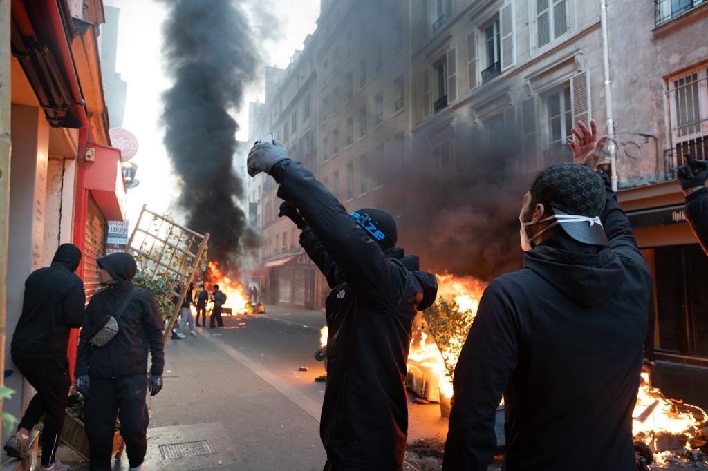 Vestidos de negro y con el rostro cubierto, se enfrentan a la policía y destruyen símbolos del capitalismo.