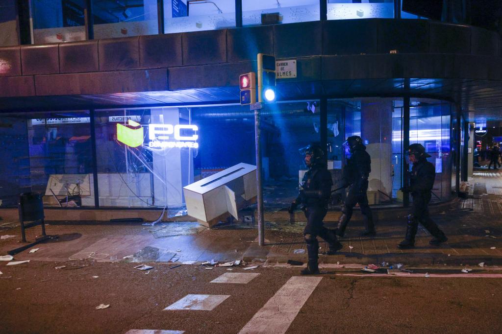 Una concentración de 600 jovenes en el centro de Barcelona convocada por redes sociales ha derivado este sábado en saqueos de comercios, barricadas, quema de mobiliario urbano y enfrentamiento con los Mossos d'Esquadra.