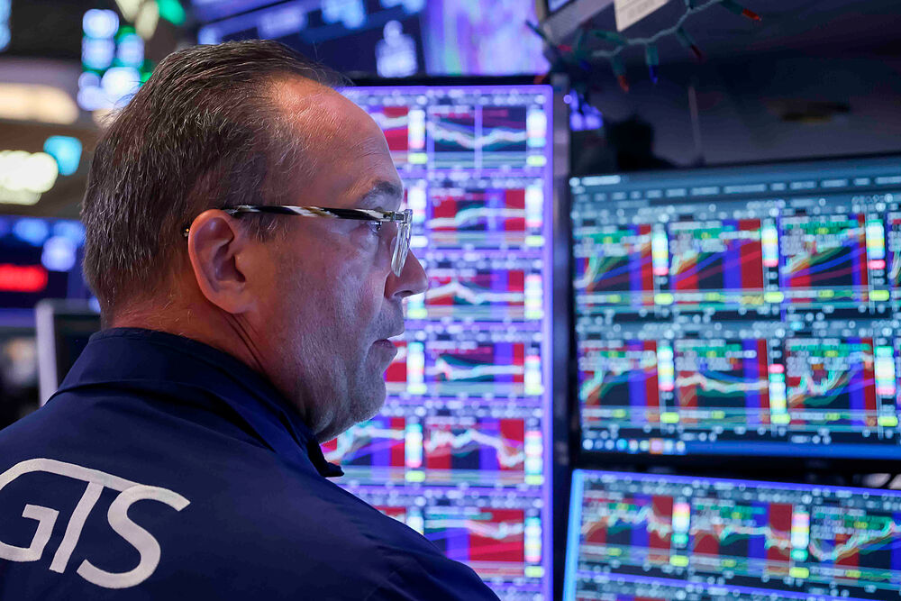 Trader delante de gráicos bursátiles&nbsp;