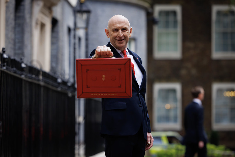 El titular de Hacienda, John Healey, en Downing Street, ayer, antes de comparecer en la Cámara de los Comunes para presentar los presupuestos.