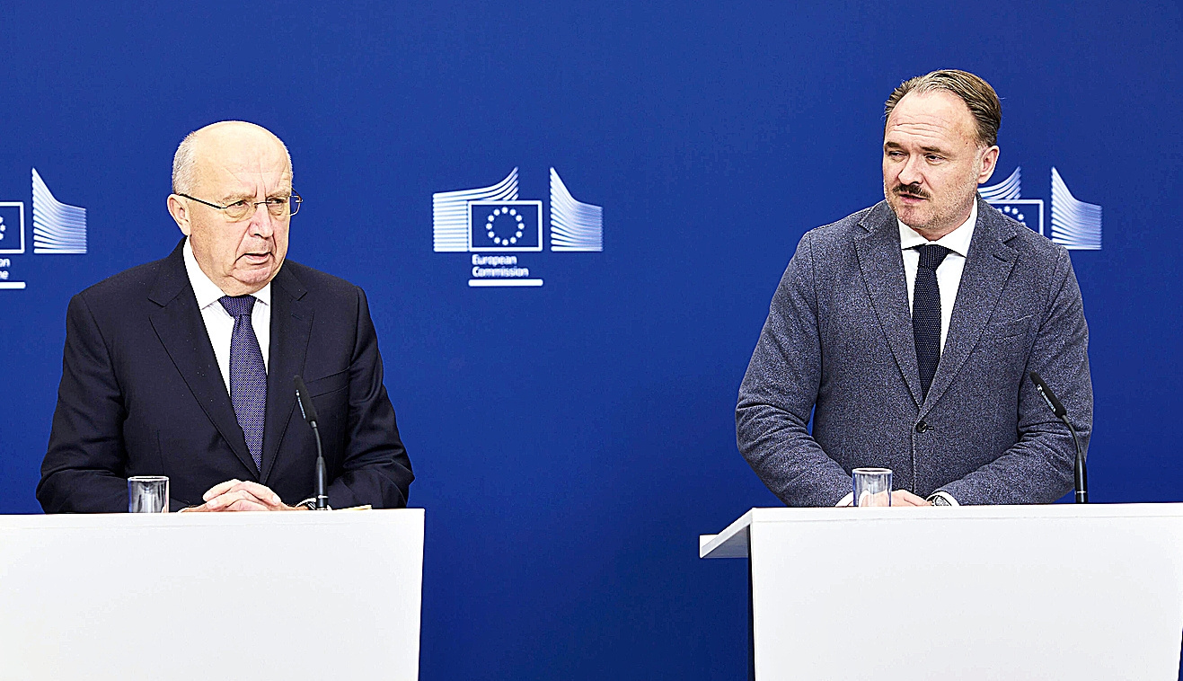 Andrius Kubilius, comisario de Defensa y Espacio, con Dan Jørgensen, comisario europeo de Energía, ayer en Bruselas.