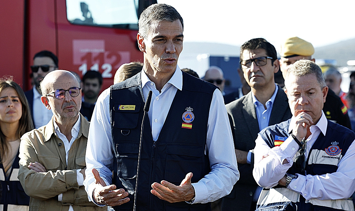 El presidente Pedro Sánchez, ayer en Urda (Toledo) acompañado del presidente de Castilla-La Mancha, Emiliano García Page.
