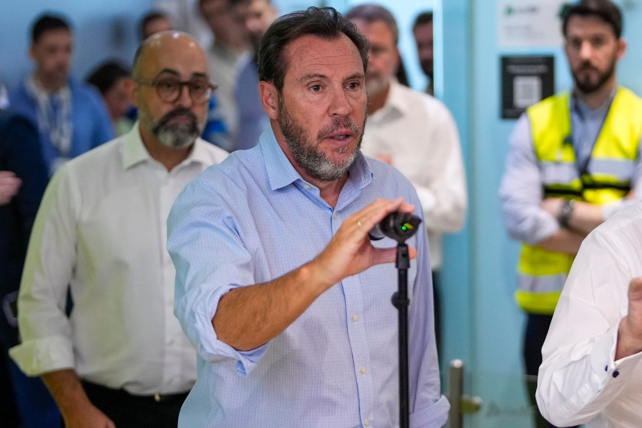 El ministro de Transportes, Óscar Puente, durante su comparecencia ante los medios de comunicación en el Centro de Control del gestor de la infraestructura ferroviaria, Adif, en Madrid.