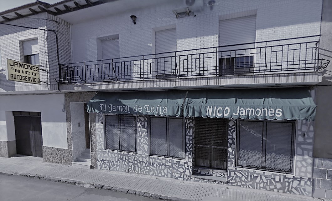 La familia montó una tienda de ultramarinos en los bajo de su vivienda, en Luciana (Ciudad Real).