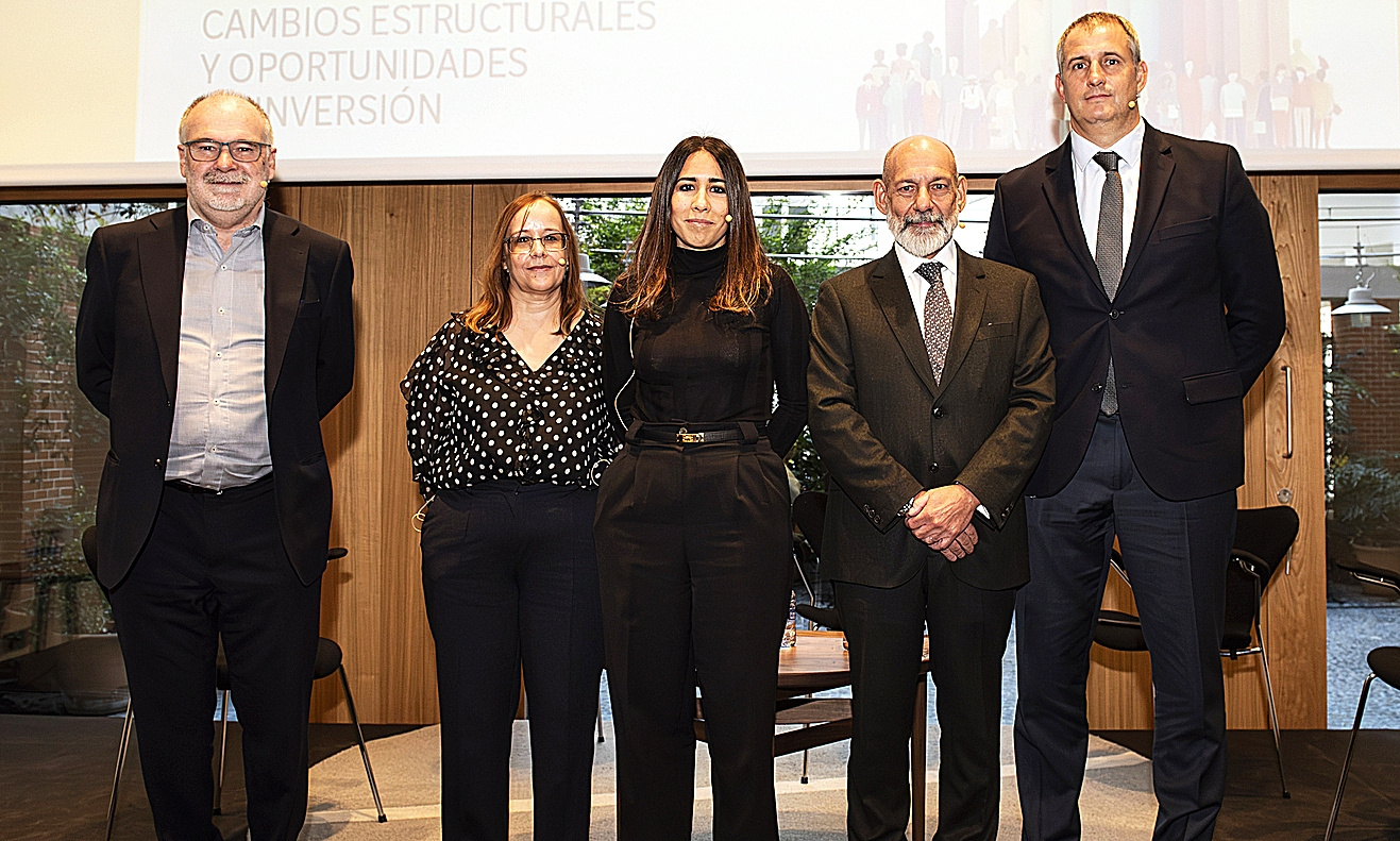 Iñaki Garay, director adjunto de EXPANSIÓN; Mar Barrero Muñoz, directora de Análisis de Mercados de Arquia Banca; Nuria Ochoa, ‘head Healthcare’ en CBRE; Mariano Guerenstein, MD, ‘co-head Institutional Clients and Wholesale’ Iberia en J. Safra Sarasin, y Rodrigo Teijeiro Mestre, jefe de Servicio de Hemodinámica en HLA Moncloa.